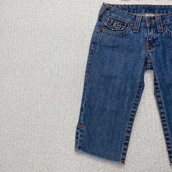 True Religion “Joey” Light Wash Raw Hem Shorts Size 26 💙 LIKE NEW! 💙 - Picture 3 of 15